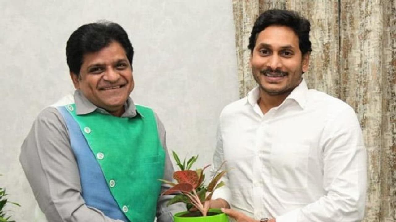 సీఎం జగన్ తో కమెడియన్ అలీ భేటీ సీఎం జగన్ తో కమెడియన్ అలీ భేటీ