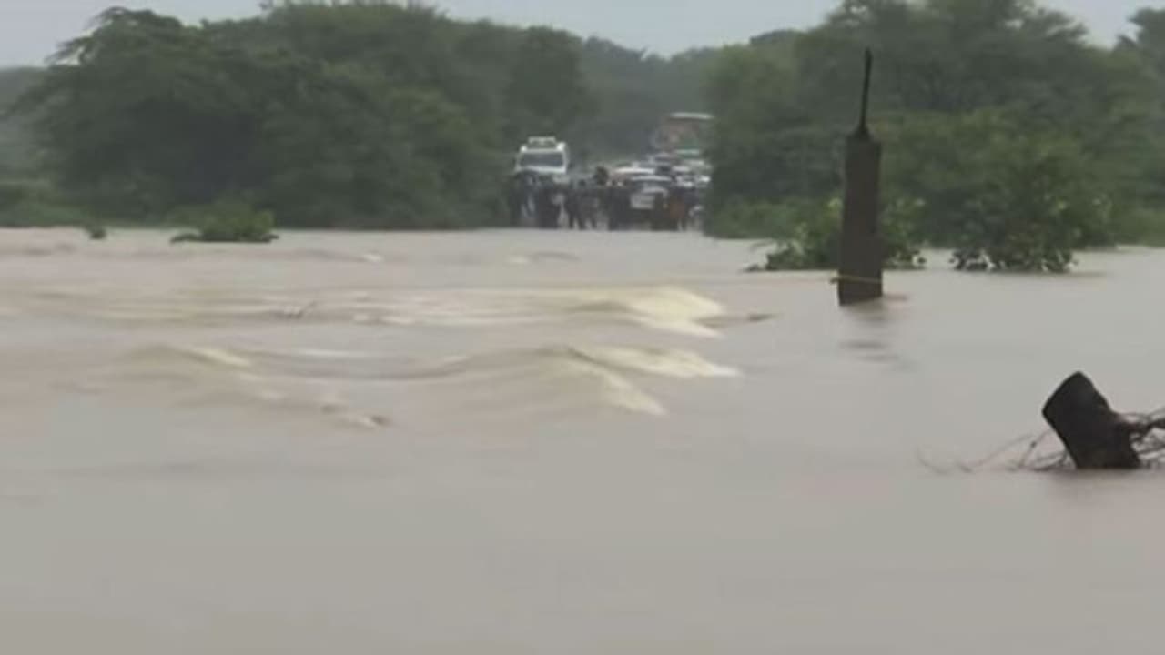 వాగులో చిక్కుకుపోయిన రైతులు: హెలికాఫ్టర్ పంపాలని సీఎంను కోరిన ఎమ్మెల్యే వాగులో చిక్కుకుపోయిన రైతులు: హెలికాఫ్టర్ పంపాలని సీఎంను కోరిన ఎమ్మెల్యే