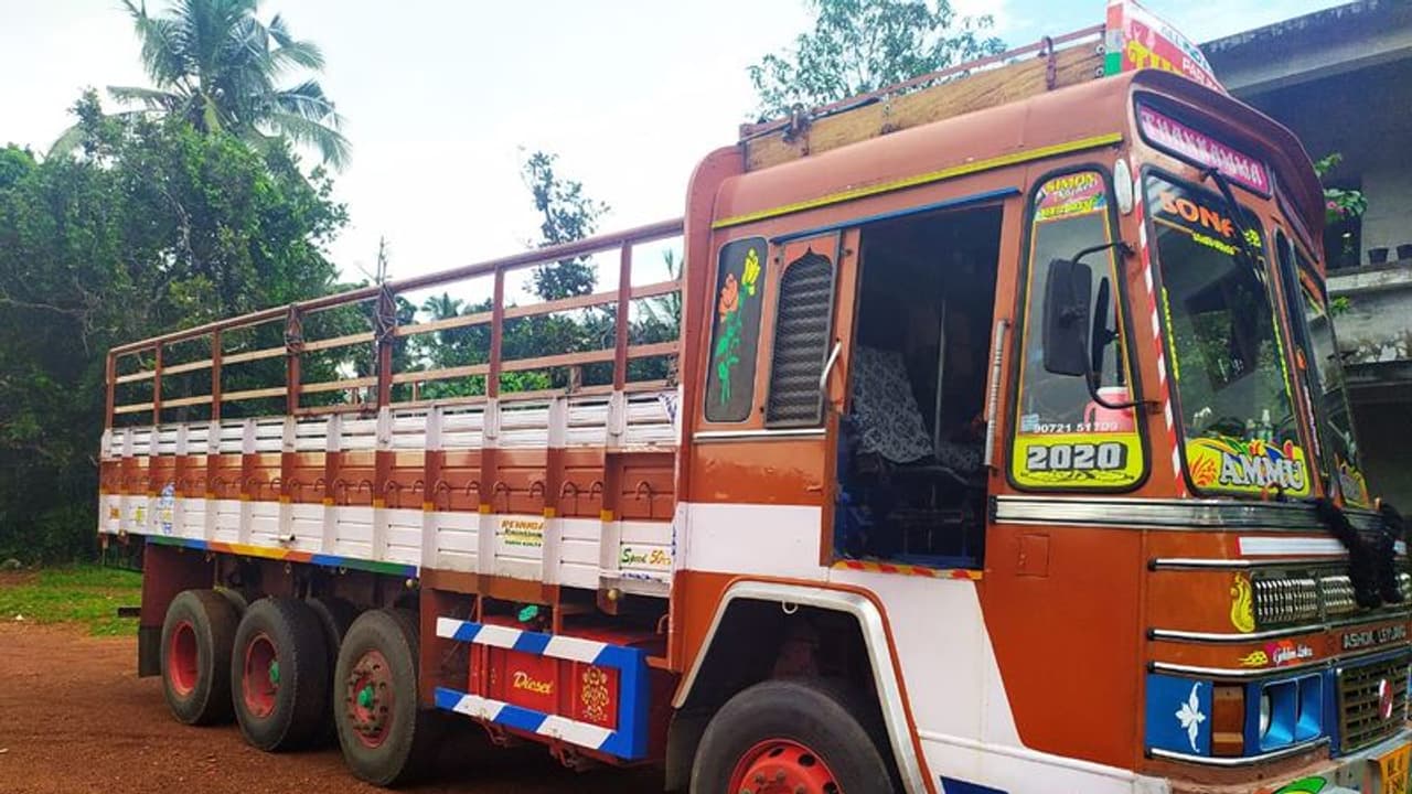 భార్యాభర్తల గొడవలో తలదూర్చి... రాళ్లతో కొట్టి, లారీకిందకు తోసి దారుణ హత్య భార్యాభర్తల గొడవలో తలదూర్చి... రాళ్లతో కొట్టి, లారీకిందకు తోసి దారుణ హత్య