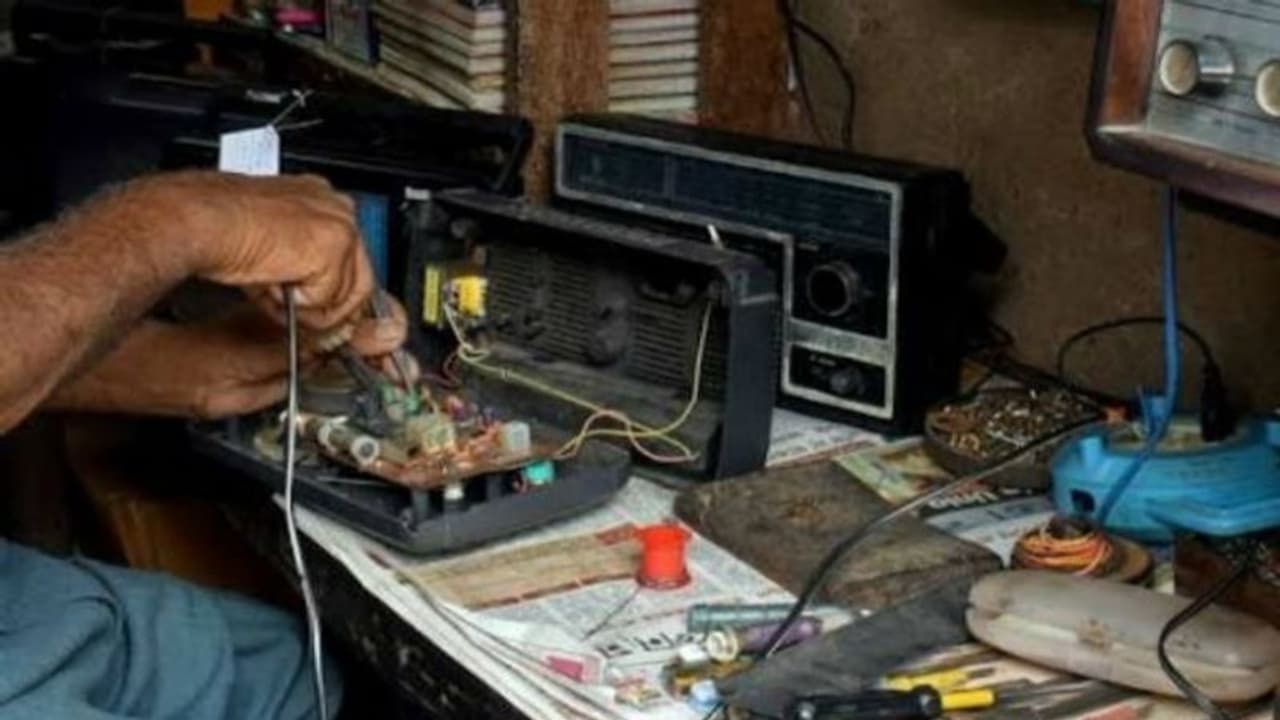 রাত পেরোলেই মহালয়া, ধুলো জমে থাকা রেডিও সারানোর হিড়িক মুর্শিদাবাদ জুড়ে রাত পেরোলেই মহালয়া, ধুলো জমে থাকা রেডিও সারানোর হিড়িক মুর্শিদাবাদ জুড়ে