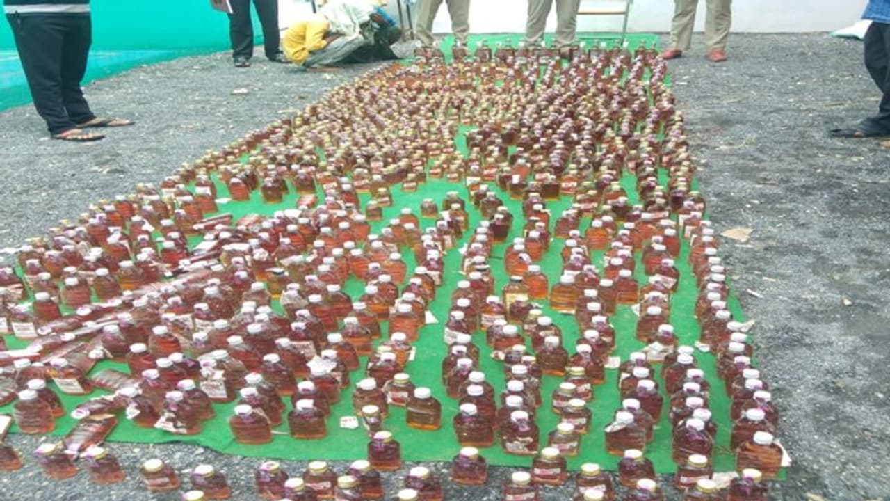 ఏకంగా ట్రాక్టర్లోనే...తెలంగాణ నుంచి ఏపీకి అక్రమంగా మద్యం సరఫరా