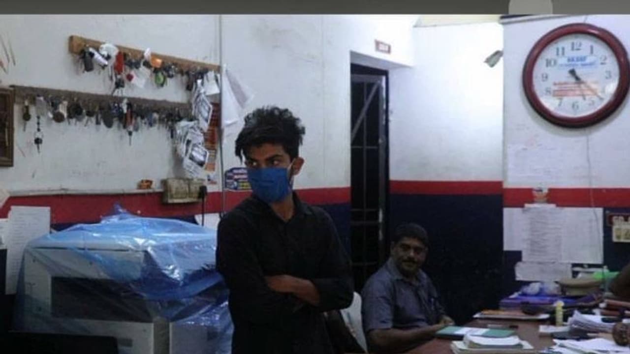 ഇൻസ്റ്റാഗ്രാം പരിചയം, പ്രായപൂർത്തിയാകാത്ത പെൺകുട്ടിയെ ഭീഷണിപ്പെടുത്തി കൂട്ടബലാൽസംഗം ചെയ്തു; ഒരാൾ അറസ്റ്റിൽ ഇൻസ്റ്റാഗ്രാം പരിചയം, പ്രായപൂർത്തിയാകാത്ത പെൺകുട്ടിയെ ഭീഷണിപ്പെടുത്തി കൂട്ടബലാൽസംഗം ചെയ്തു; ഒരാൾ അറസ്റ്റിൽ