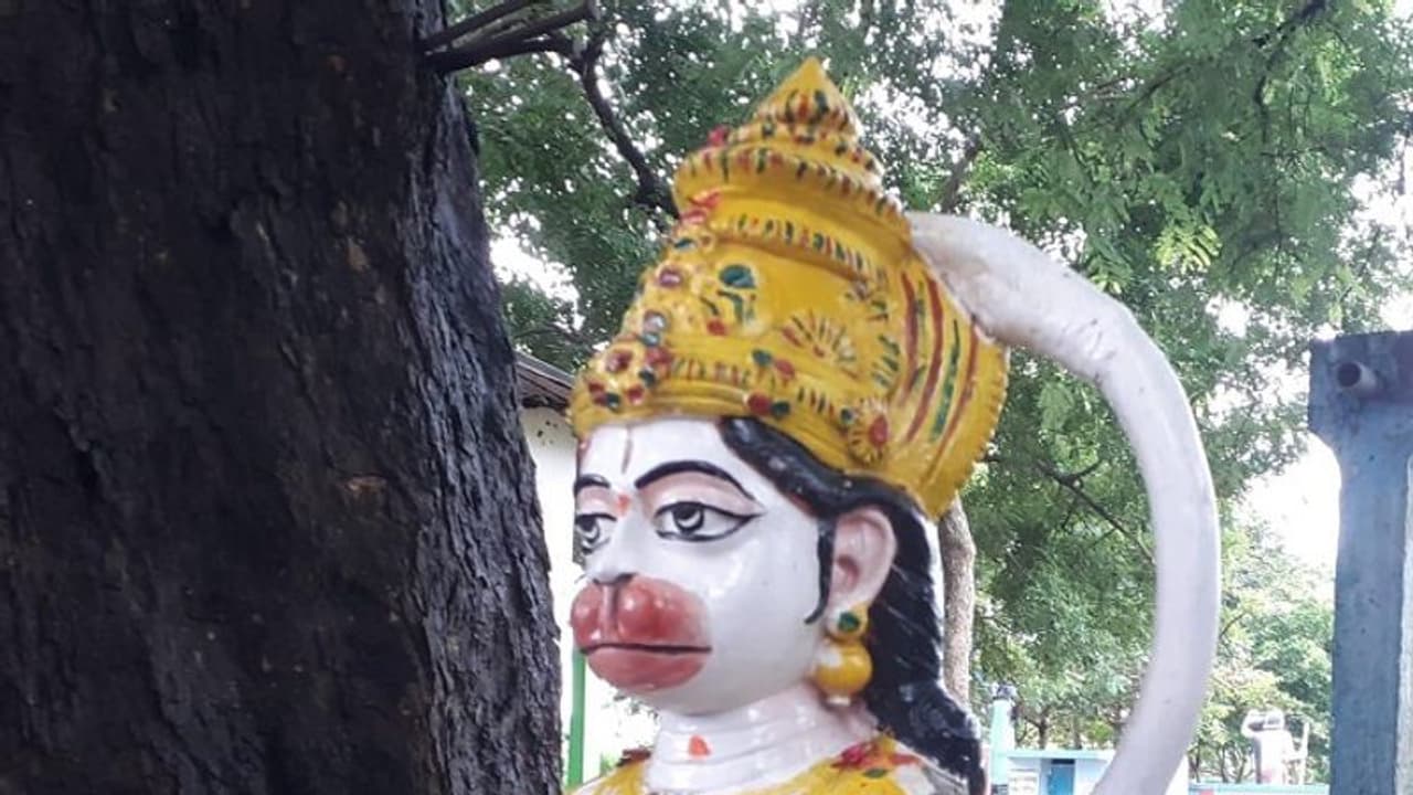 ఏపీలో మరో హిందూ విగ్రహం ధ్వంసం: హనుమాన్ ప్రతిమ చేయి విరగ్గొట్టిన దుండగులు ఏపీలో మరో హిందూ విగ్రహం ధ్వంసం: హనుమాన్ ప్రతిమ చేయి విరగ్గొట్టిన దుండగులు