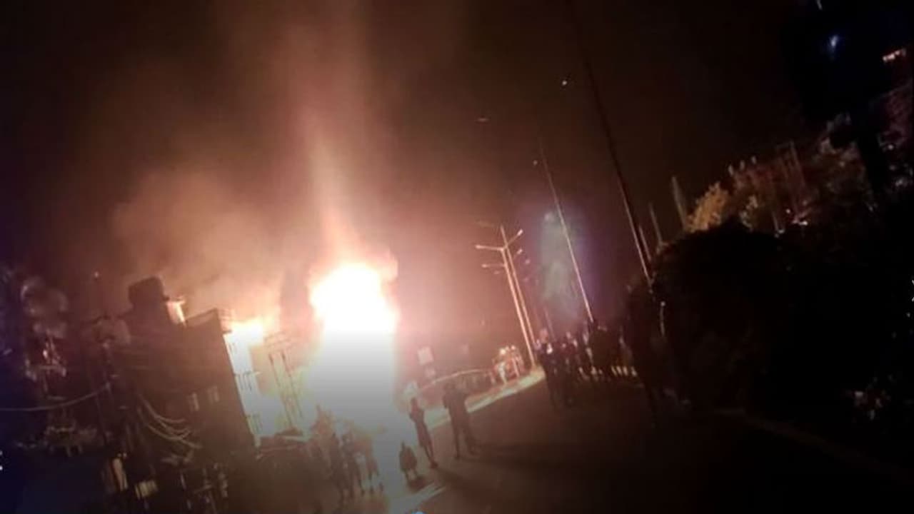 যাত্রী প্রতিক্ষালয়ে ধাক্কা গ্যাস সিলিন্ডার বোঝাই লরির, জাতীয় সড়কে বিধ্বংসী আগুন যাত্রী প্রতিক্ষালয়ে ধাক্কা গ্যাস সিলিন্ডার বোঝাই লরির, জাতীয় সড়কে বিধ্বংসী আগুন