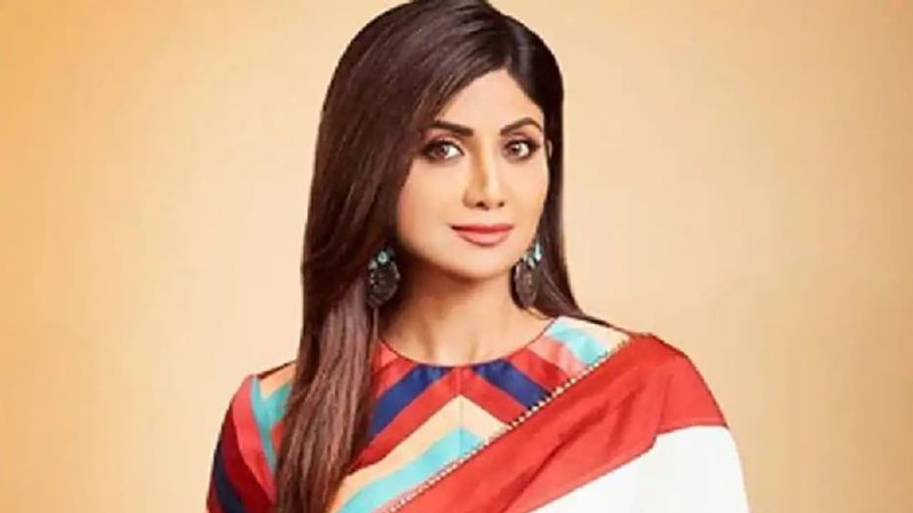 தங்க மோசடி வழக்கு... பல மாதங்களுக்கு பிறகு மெளனம் கலைத்த பிரபல நடிகை...! தங்க மோசடி வழக்கு... பல மாதங்களுக்கு பிறகு மெளனம் கலைத்த பிரபல நடிகை...!