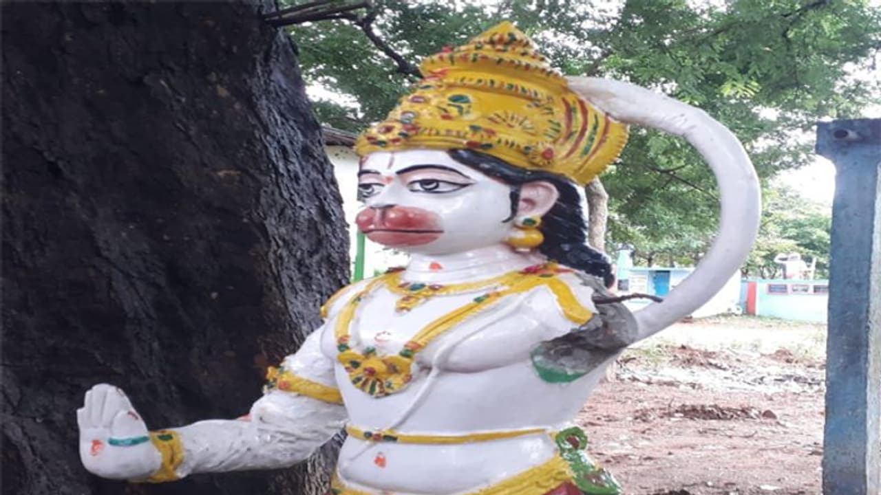 దేవాలయాలపై ఆగని దాడులు...తూ.గో జిల్లాలో హనుమాన్ విగ్రహం ధ్వంసం (వీడియో) దేవాలయాలపై ఆగని దాడులు...తూ.గో జిల్లాలో హనుమాన్ విగ్రహం ధ్వంసం (వీడియో)