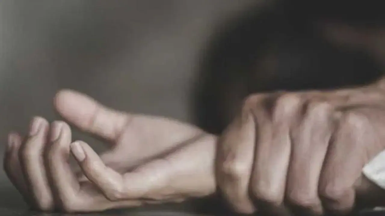 টিউশনি থেকে ফেরার পথে তুলে নিয়ে গিয়ে 'ধর্ষণ', অপমানে আত্মঘাতী স্কুল ছাত্রী টিউশনি থেকে ফেরার পথে তুলে নিয়ে গিয়ে 'ধর্ষণ', অপমানে আত্মঘাতী স্কুল ছাত্রী