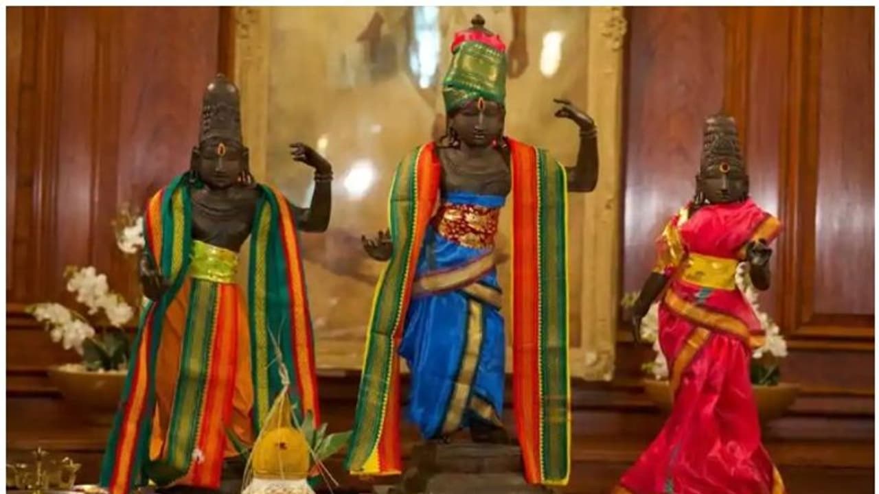 തമിഴ്നാട്ടിൽ നിന്ന് മോഷ്ടിക്കപ്പെട്ട സീത രാമ ലക്ഷ്മണ വിഗ്രഹങ്ങൾ ഇന്ത്യയെ തിരികെ ഏല്പിച്ച് ബ്രിട്ടന് തമിഴ്നാട്ടിൽ നിന്ന് മോഷ്ടിക്കപ്പെട്ട സീത രാമ ലക്ഷ്മണ വിഗ്രഹങ്ങൾ ഇന്ത്യയെ തിരികെ ഏല്പിച്ച് ബ്രിട്ടന്
