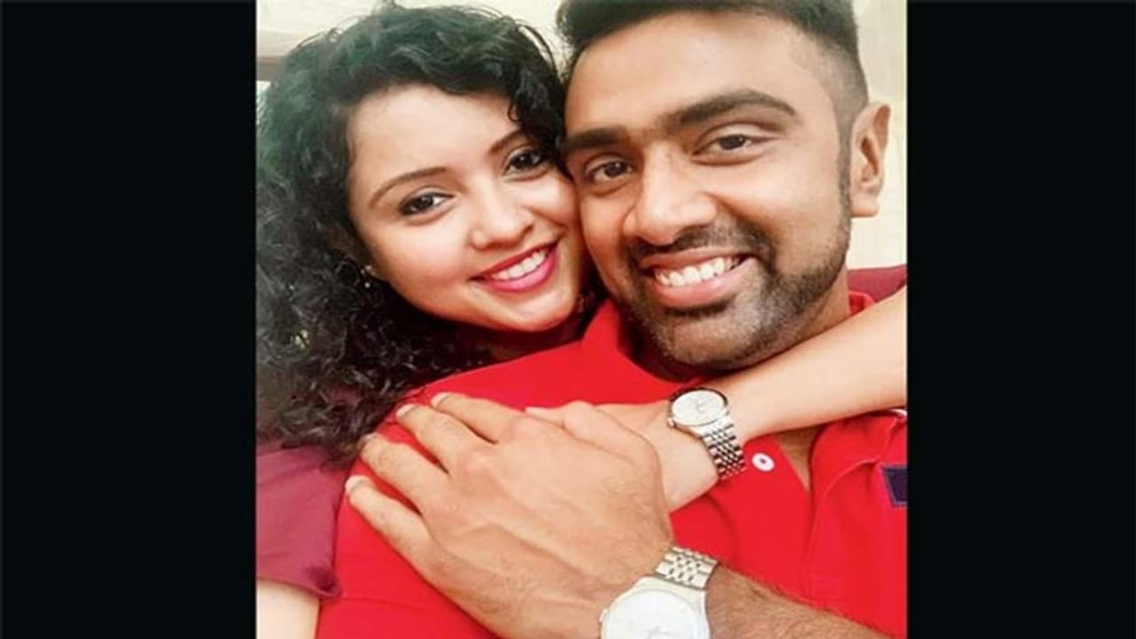 షూ లేస్ కూడా కట్టుకోలేకపోయాడు.. మ్యాచ్ ఎలా ఆడాడో.. అశ్విన్ భార్య షూ లేస్ కూడా కట్టుకోలేకపోయాడు.. మ్యాచ్ ఎలా ఆడాడో.. అశ్విన్ భార్య