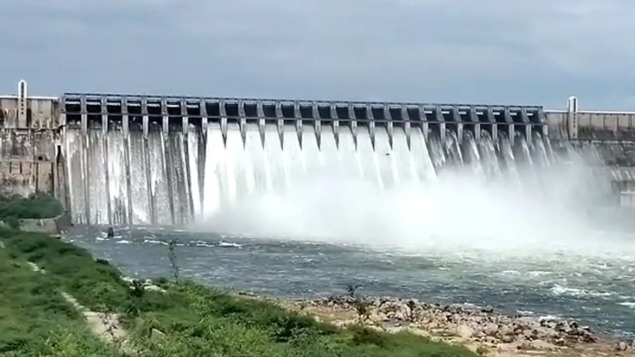 విహారయాత్రలో విషాదం.. నాగార్జున‌సాగర్‌లో ముగ్గురు యువకులు గల్లంతు