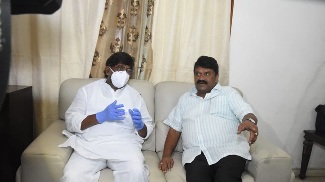 డబుల్బెడ్రూమ్ ఇళ్లపై భట్టి సవాల్ స్వీకరణ: మల్లు వద్దకు బయలుదేరిన తలసాని డబుల్బెడ్రూమ్ ఇళ్లపై భట్టి సవాల్ స్వీకరణ: మల్లు వద్దకు బయలుదేరిన తలసాని