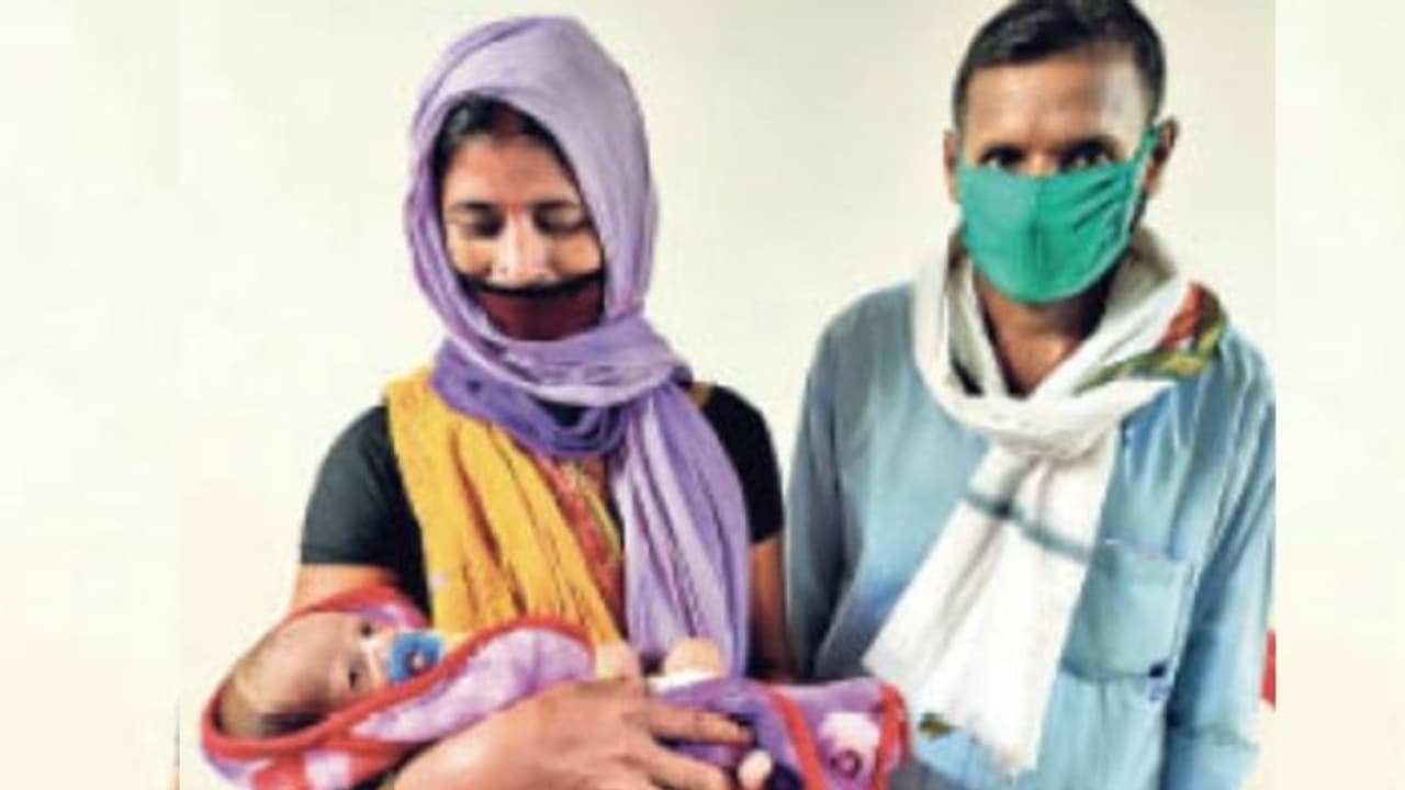 असली हीरो:10 दिन की बच्ची के माता पिता बन डॉक्टर ने दी नई जिंदगी, गोद में लेते ही रोने लगे दादा दादी असली हीरो:10 दिन की बच्ची के माता पिता बन डॉक्टर ने दी नई जिंदगी, गोद में लेते ही रोने लगे दादा दादी