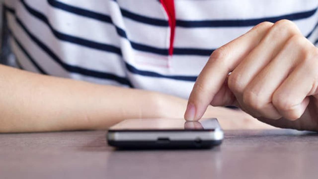 ఆన్లైన్ శృంగారం పేరిట మోసం: నగ్నంగా వీడియోల రికార్డింగ్, బ్లాక్ మెయిల్ ఆన్లైన్ శృంగారం పేరిట మోసం: నగ్నంగా వీడియోల రికార్డింగ్, బ్లాక్ మెయిల్