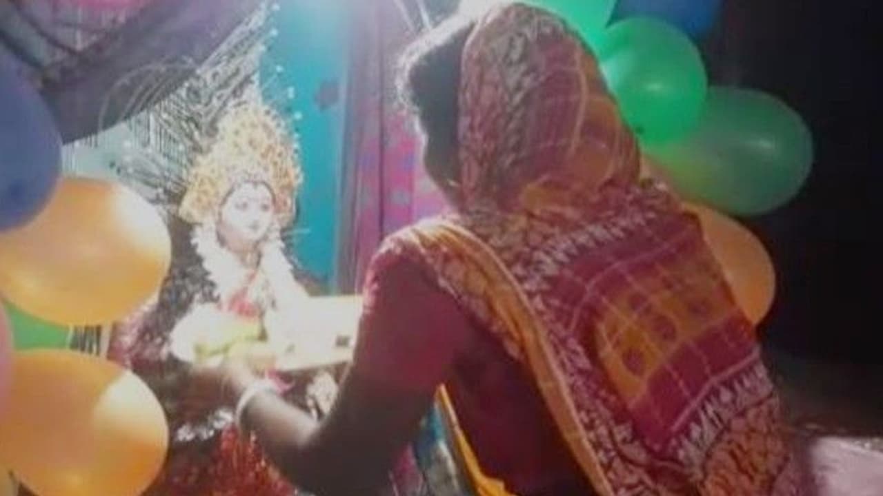 ভাদু পরবের পালায় মেতে রাঢ় বঙ্গ, লালমাটিতে উঠল মেঠো গানের সুর ভাদু পরবের পালায় মেতে রাঢ় বঙ্গ, লালমাটিতে উঠল মেঠো গানের সুর