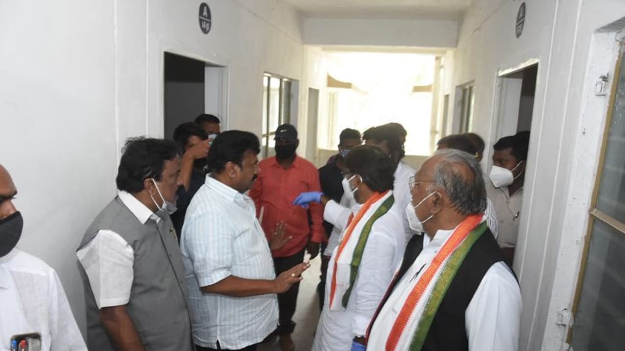 డబుల్ బెడ్రూమ్ ఇళ్ల పరిశీలనకు బ్రేక్: వెనుదిరిగిన కాంగ్రెస్ డబుల్ బెడ్రూమ్ ఇళ్ల పరిశీలనకు బ్రేక్: వెనుదిరిగిన కాంగ్రెస్