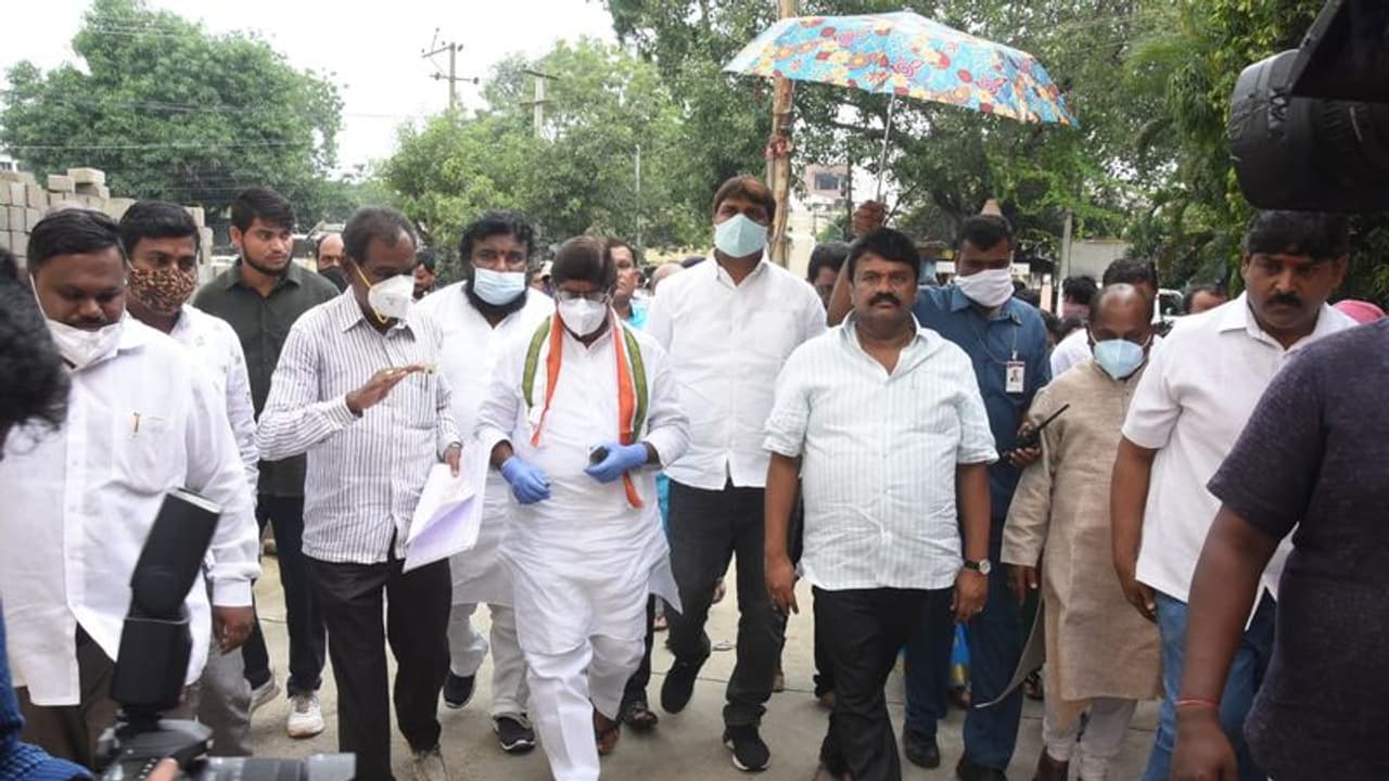 ఆ రన్నింగ్ కామెంట్స్ భరించలేకే...డబుల్ బెడ్రూం ఇళ్ల పరిశీలన నిలిపివేత: తలసాని (వీడియో) ఆ రన్నింగ్ కామెంట్స్ భరించలేకే...డబుల్ బెడ్రూం ఇళ్ల పరిశీలన నిలిపివేత: తలసాని (వీడియో)