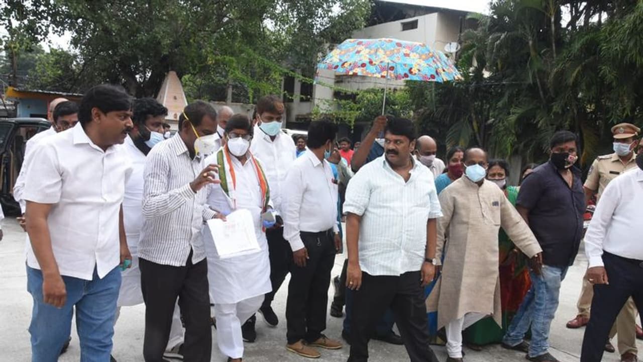 హైద్రాబాద్లో రెండోరోజు డబుల్ బెడ్రూమ్ ఇళ్ల పరిశీలన: భట్టితో కలిసి ఇళ్లు పరిశీలిస్తున్న మంత్రి తలసాని హైద్రాబాద్లో రెండోరోజు డబుల్ బెడ్రూమ్ ఇళ్ల పరిశీలన: భట్టితో కలిసి ఇళ్లు పరిశీలిస్తున్న మంత్రి తలసాని