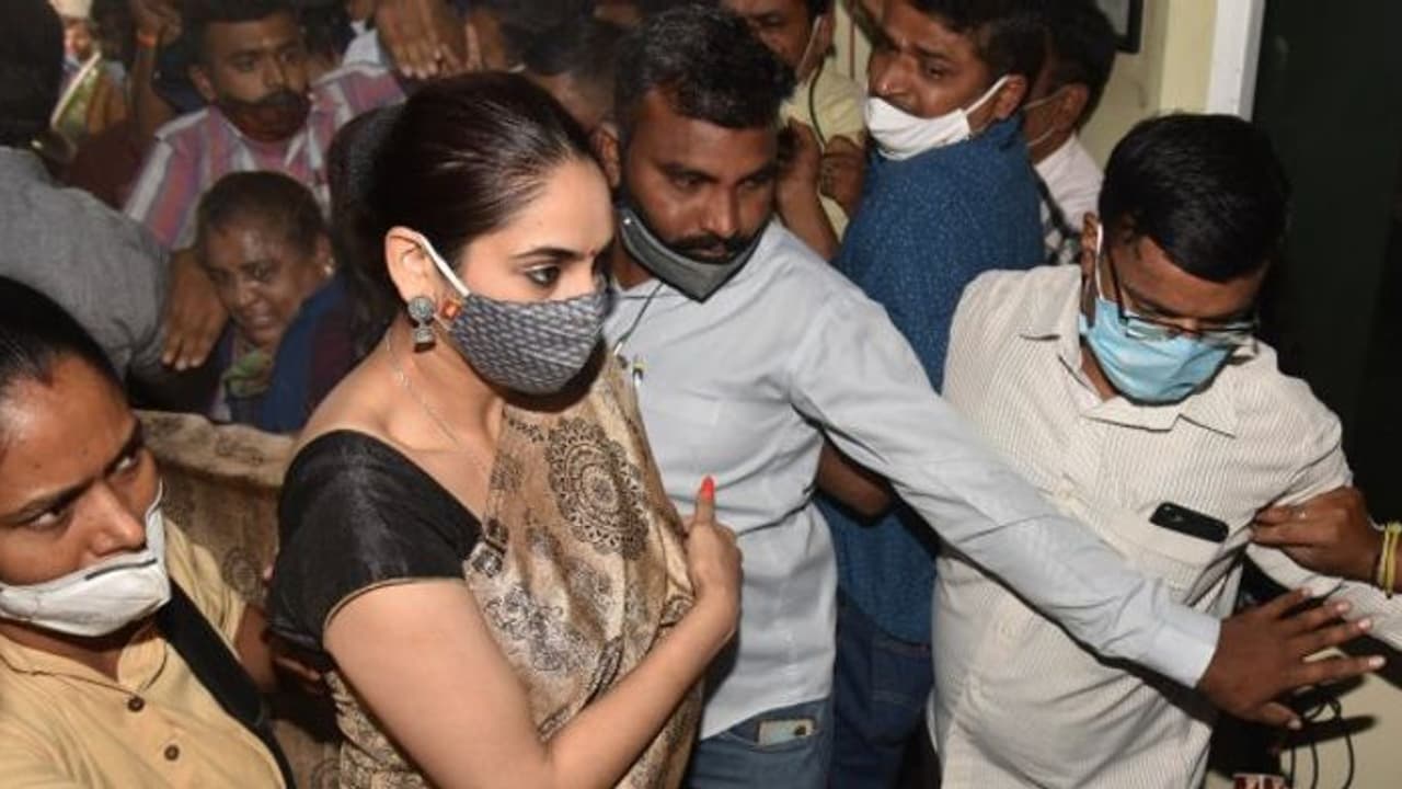 கன்னட திரையுலகை உலுக்கும் போதைப்பொருள் விவகாரம்: 2 பிக்பாஸ் பிரபலங்கள் போலீசில் ஆஜர்...! கன்னட திரையுலகை உலுக்கும் போதைப்பொருள் விவகாரம்: 2 பிக்பாஸ் பிரபலங்கள் போலீசில் ஆஜர்...!