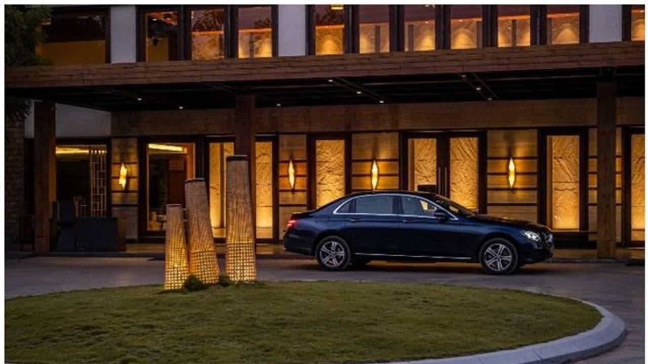 ఫెస్టివల్ సీజన్ కోసం మెర్సిడేస్ బెంజ్ కొత్త క్యాంపెయిన్.. ఆద్భుతమైన ఫీచర్లతో ఆకర్షిస్తున్న లగ్జరీ కార్.. ఫెస్టివల్ సీజన్ కోసం మెర్సిడేస్ బెంజ్ కొత్త క్యాంపెయిన్.. ఆద్భుతమైన ఫీచర్లతో ఆకర్షిస్తున్న లగ్జరీ కార్..