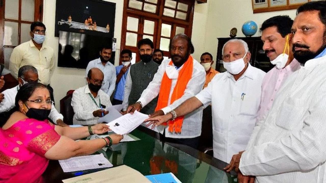 கொரோனா பாதிப்பால் மேலும் ஒரு எம்.பி. உயிரிழப்பு.. அலறும் அரசியல் தலைவர்கள்... அதிர்ச்சியில் பிரதமர் மோடி..!