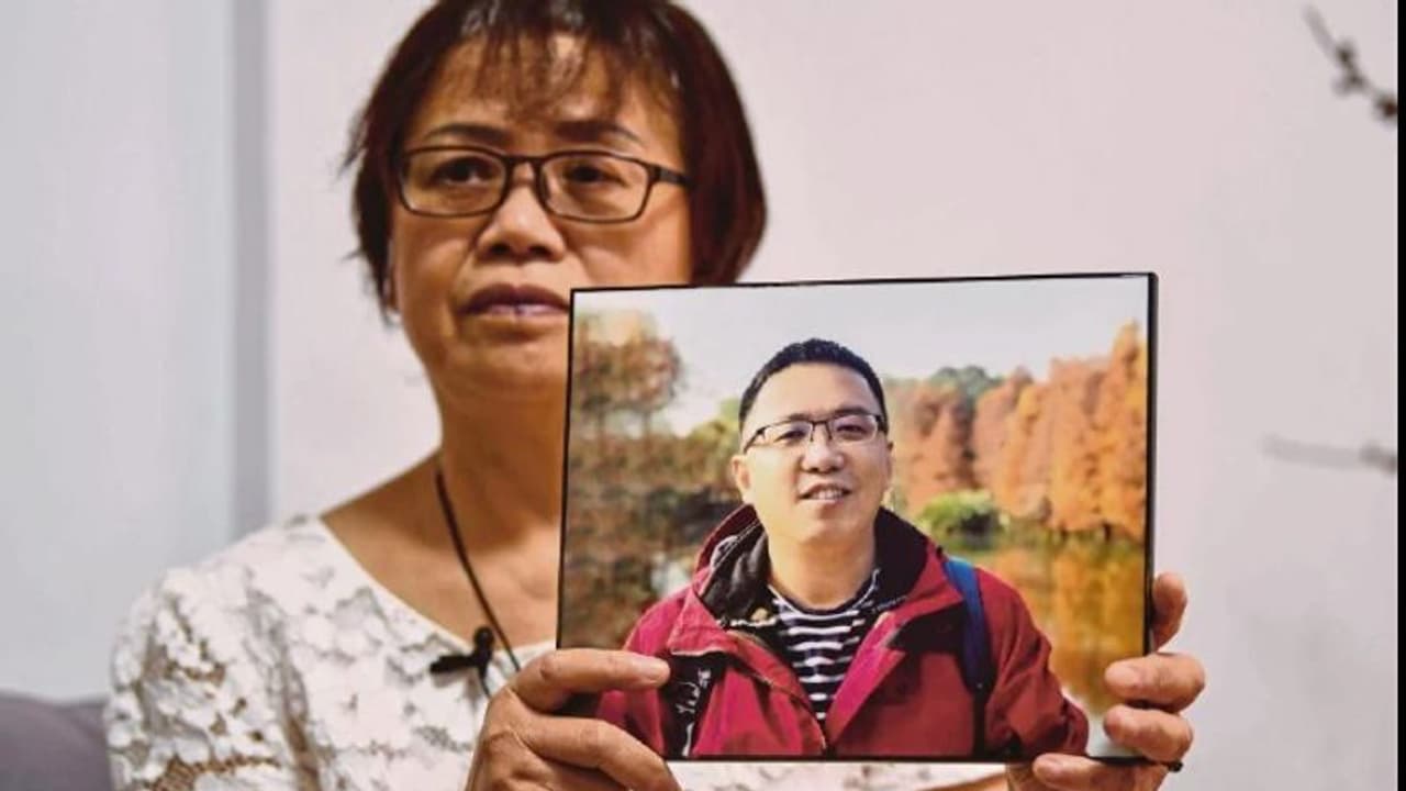 করোনায় মৃত ছেলের ছবি আঁকড়ে মামলা করতে মরিয়া বৃদ্ধ মা, বাধা দিচ্ছে চিন প্রশাসন করোনায় মৃত ছেলের ছবি আঁকড়ে মামলা করতে মরিয়া বৃদ্ধ মা, বাধা দিচ্ছে চিন প্রশাসন