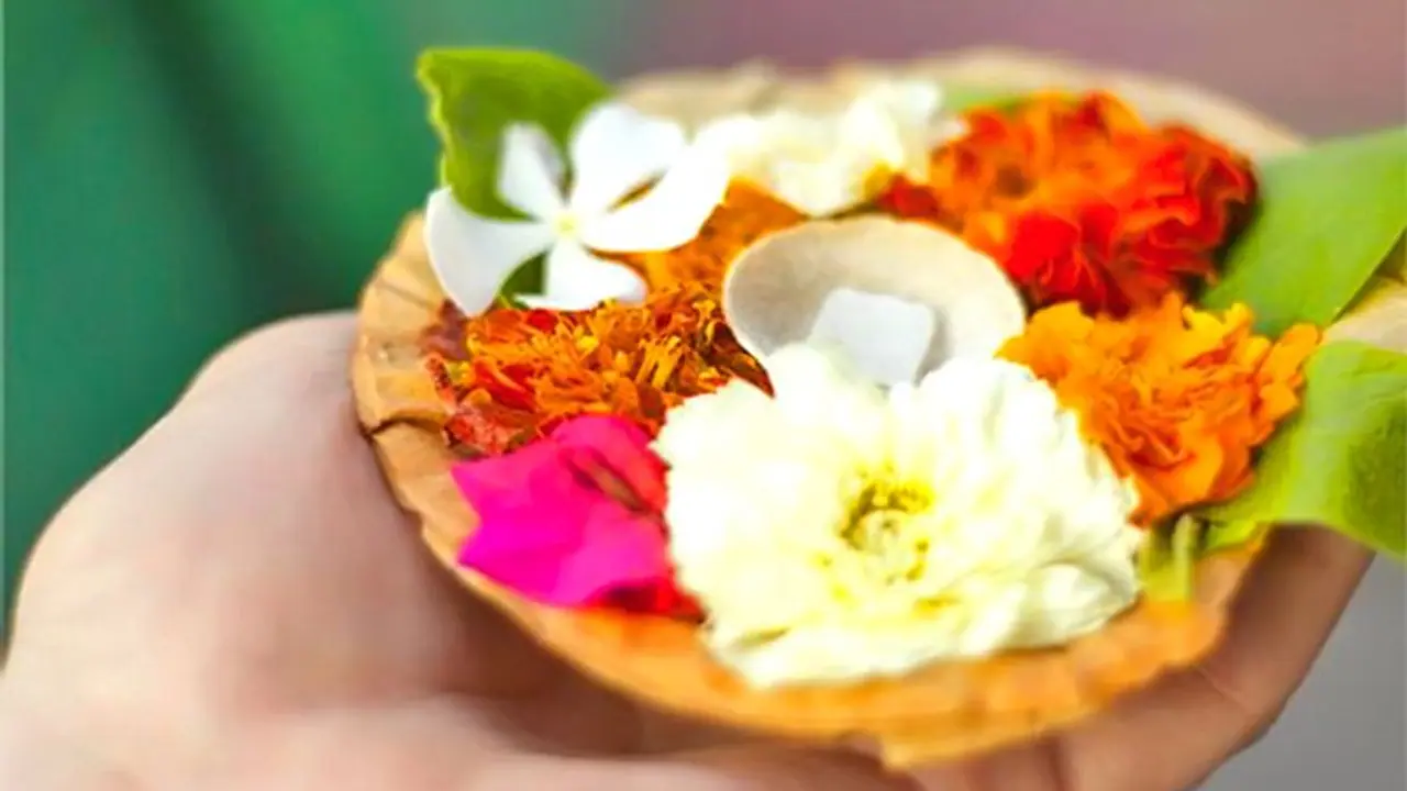 भगवान को चढ़ाए गए हार या फूल अगर पुजारी दे तो उसका क्या करना चाहिए?