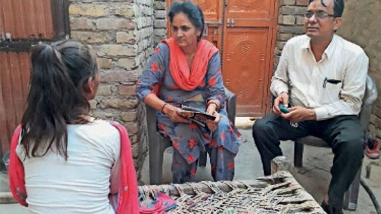 'आंटी, मेरी मां का चाल चलन ठीक नहीं है, वो कहती है कि हम दोनों मिलकर खूब पैसा कमाएंगे'