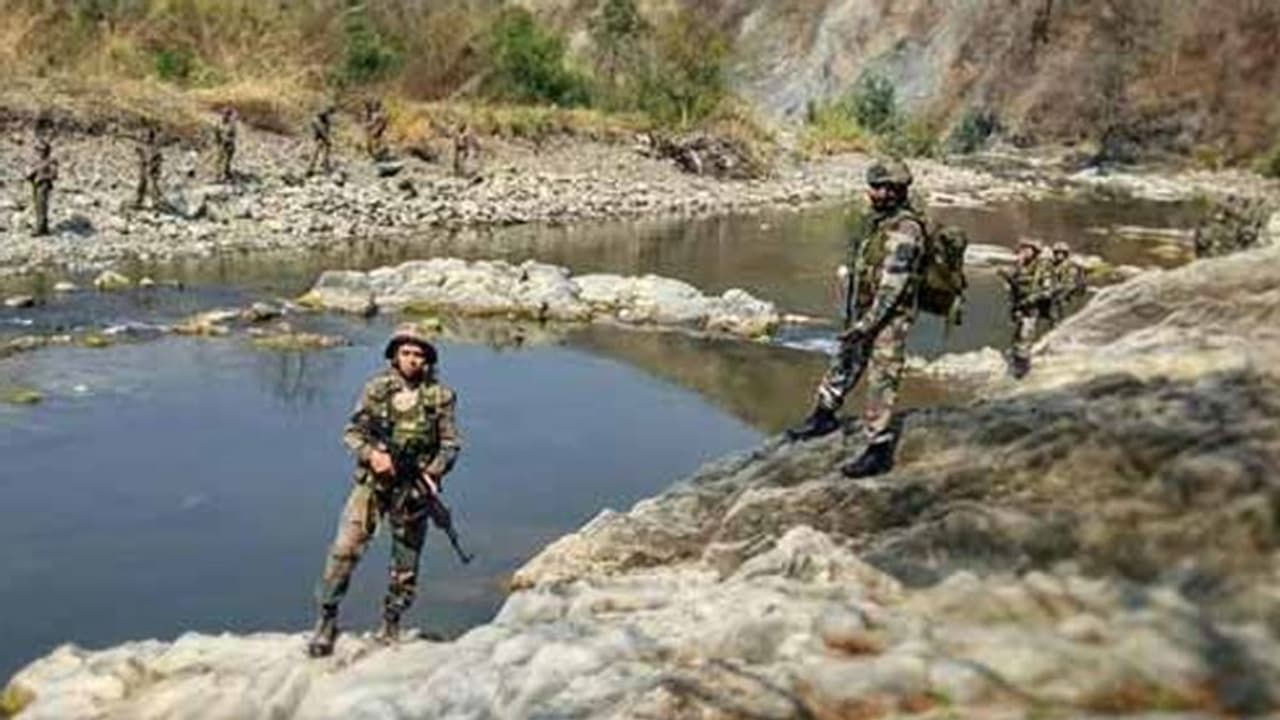 পূর্ব লাদাখ সেক্টরে কার্যত যুদ্ধের ডঙ্কা বাজাচ্ছে লাল ফৌজ, চিনের সেনা সরানোর কথাই সার পূর্ব লাদাখ সেক্টরে কার্যত যুদ্ধের ডঙ্কা বাজাচ্ছে লাল ফৌজ, চিনের সেনা সরানোর কথাই সার