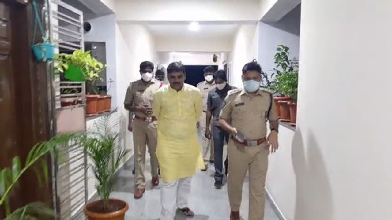 చలో అమలాపురం...విష్ణువర్దన్ రెడ్డి అరెస్ట్, జాడలేక బిజెపి ఆందోళన చలో అమలాపురం...విష్ణువర్దన్ రెడ్డి అరెస్ట్, జాడలేక బిజెపి ఆందోళన