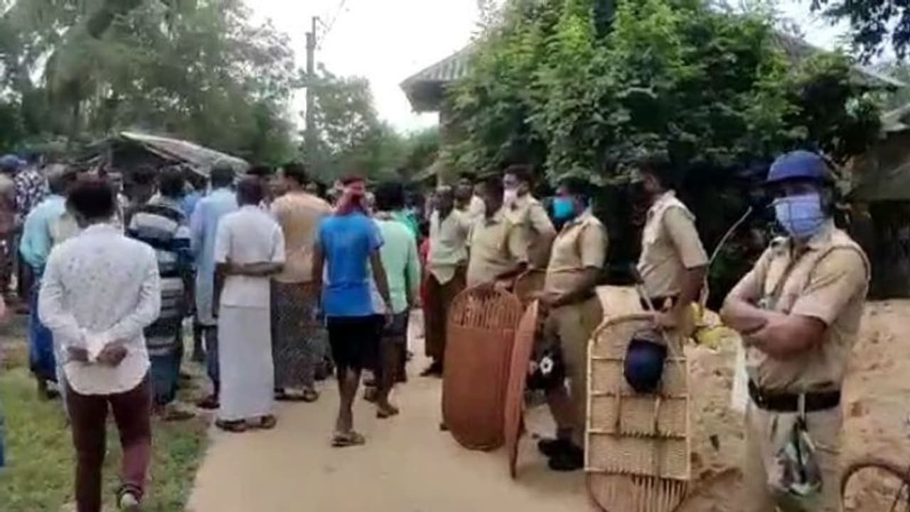 ছাত্র 'অপহরণে' ৭ লক্ষ টাকা মুক্তিপণ দাবি, খালপাড়ে অপহৃতের দেহ উদ্ধারে ভাঙচুর উত্তেজনা ছাত্র 'অপহরণে' ৭ লক্ষ টাকা মুক্তিপণ দাবি, খালপাড়ে অপহৃতের দেহ উদ্ধারে ভাঙচুর উত্তেজনা