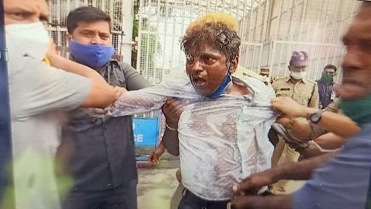 డబుల్ బెడ్రూం ఇంటికోసం... ప్రగతిభవన్ ఎదుట ఆటోడ్రైవర్ ఆత్మహత్యాయత్నం డబుల్ బెడ్రూం ఇంటికోసం... ప్రగతిభవన్ ఎదుట ఆటోడ్రైవర్ ఆత్మహత్యాయత్నం