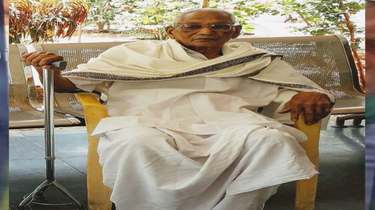 కరోనాను జయించిన 103ఏళ్ల వృద్దుడు...ఎలా సాధ్యమయ్యిందంటే: డాక్టర్ నారాయణ కరోనాను జయించిన 103ఏళ్ల వృద్దుడు...ఎలా సాధ్యమయ్యిందంటే: డాక్టర్ నారాయణ