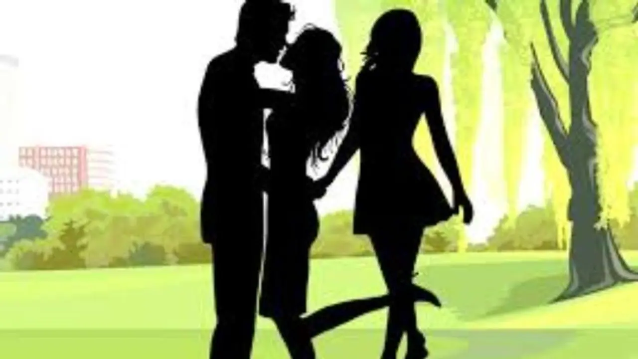 ఇద్దరమ్మాయిలతో.. ప్రియుడికోసం ఇద్దరు గర్ల్ ఫ్రెండ్స్ ఫైట్, చల్లగా జారుకున్న ప్రియుడు.. ఇద్దరమ్మాయిలతో.. ప్రియుడికోసం ఇద్దరు గర్ల్ ఫ్రెండ్స్ ఫైట్, చల్లగా జారుకున్న ప్రియుడు..