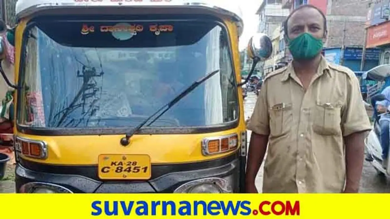 ಕೊರೋನಾ ಬಗ್ಗೆ ಸದ್ದಿಲ್ಲದೆ ಚಾಲಕನ ಜಾಗೃತಿ: ಆಟೋದಲ್ಲಿ ಉಚಿತ ಮಾಸ್ಕ್, ಸ್ಯಾನಿಟೈಸರ್ ಪೂರೈಕೆ ಕೊರೋನಾ ಬಗ್ಗೆ ಸದ್ದಿಲ್ಲದೆ ಚಾಲಕನ ಜಾಗೃತಿ: ಆಟೋದಲ್ಲಿ ಉಚಿತ ಮಾಸ್ಕ್, ಸ್ಯಾನಿಟೈಸರ್ ಪೂರೈಕೆ