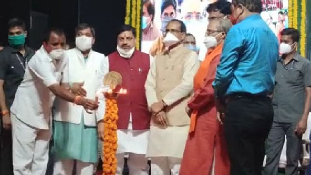 किसानों को फसल बीमा की राशि बांटने उज्जैन पहुंचे थे शिवराज, अभिभावकों ने किया विरोध किसानों को फसल बीमा की राशि बांटने उज्जैन पहुंचे थे शिवराज, अभिभावकों ने किया विरोध