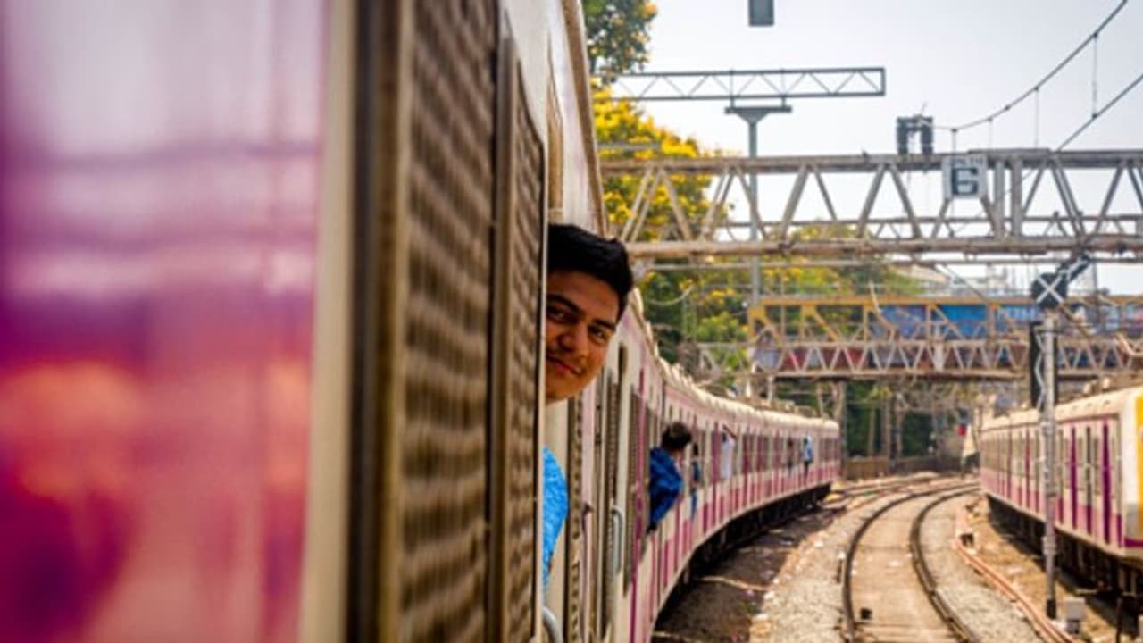 লোকাল ট্রেনের সংখ্যা বাড়ছে কি, চূড়ান্ত সিদ্ধান্ত নিতে আজ বৈঠকে রাজ্য রেল