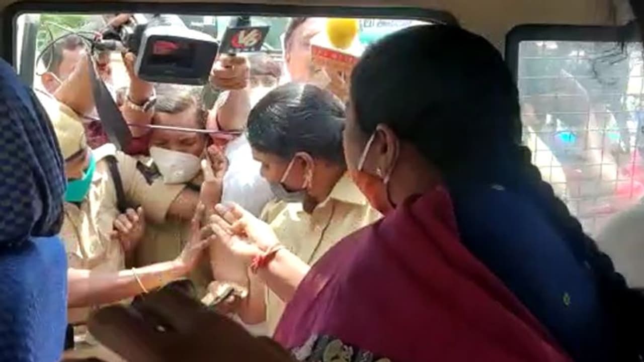 ప్రగతి భవన్ ముట్టడికి కాంగ్రెస్ నేతల యత్నం.. సీతక్క అరెస్ట్ (వీడియో) ప్రగతి భవన్ ముట్టడికి కాంగ్రెస్ నేతల యత్నం.. సీతక్క అరెస్ట్ (వీడియో)