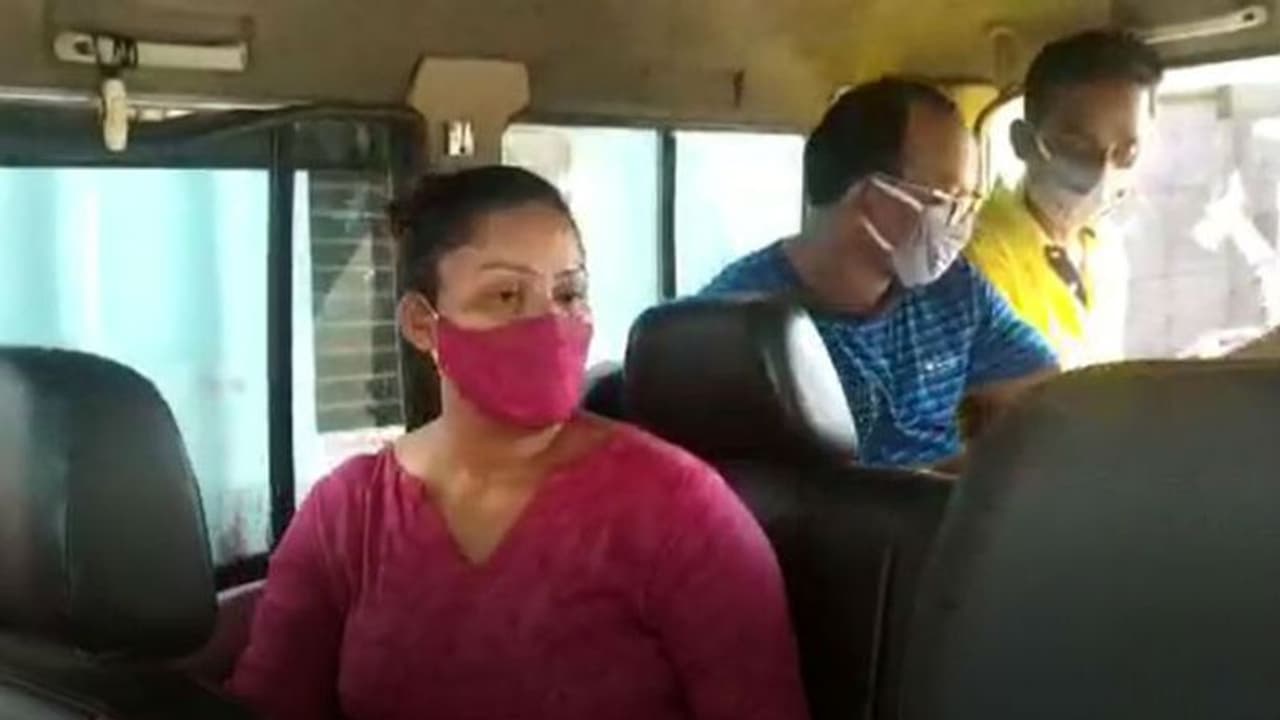 ঘরের নকল চাবি তৈরি করে সুযোগ বুঝে গয়না টাকা চুরি, নরেন্দ্রপুরে গ্রেফতার মহিলা ঘরের নকল চাবি তৈরি করে সুযোগ বুঝে গয়না টাকা চুরি, নরেন্দ্রপুরে গ্রেফতার মহিলা