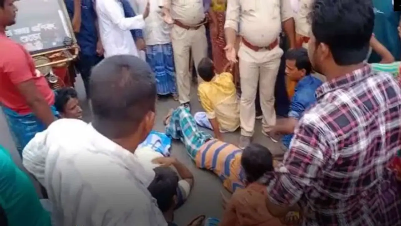 চিকিৎসায় গাফিলতির অভিযোগে মৃত্যু, প্রতিবাদের উত্তপ্ত পরিস্থিতি সামাল দিতে ছুটল পুলিশ চিকিৎসায় গাফিলতির অভিযোগে মৃত্যু, প্রতিবাদের উত্তপ্ত পরিস্থিতি সামাল দিতে ছুটল পুলিশ