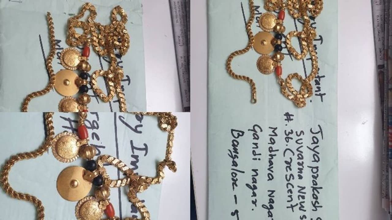 കൊവിഡില് ജോലിയില്ലാതായി; മാല മോഷ്ടിച്ചു, കുറ്റബോധം കലശലായി, മടക്കിനല്കാൻ ടിവി ചാനലിന് അയച്ചുകൊടുത്ത് മാതൃക കൊവിഡില് ജോലിയില്ലാതായി; മാല മോഷ്ടിച്ചു, കുറ്റബോധം കലശലായി, മടക്കിനല്കാൻ ടിവി ചാനലിന് അയച്ചുകൊടുത്ത് മാതൃക