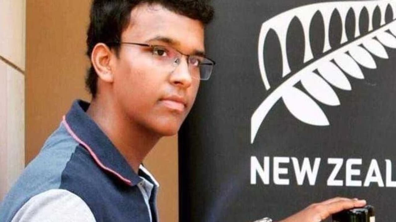 ভারতীয় তরুণকেই বাছল রাষ্ট্র সংঘ, যিনি কাচ থেকে তৈরি করেছিলেন বালি