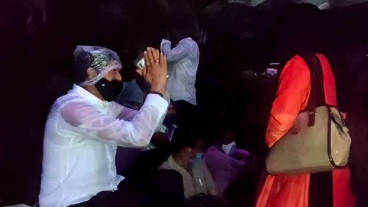 వర్షంలో తడుస్తూనే... రైతులకు మద్దతుగా టిడిపి ఎమ్మెల్యే నిరసన (వీడియో) వర్షంలో తడుస్తూనే... రైతులకు మద్దతుగా టిడిపి ఎమ్మెల్యే నిరసన (వీడియో)