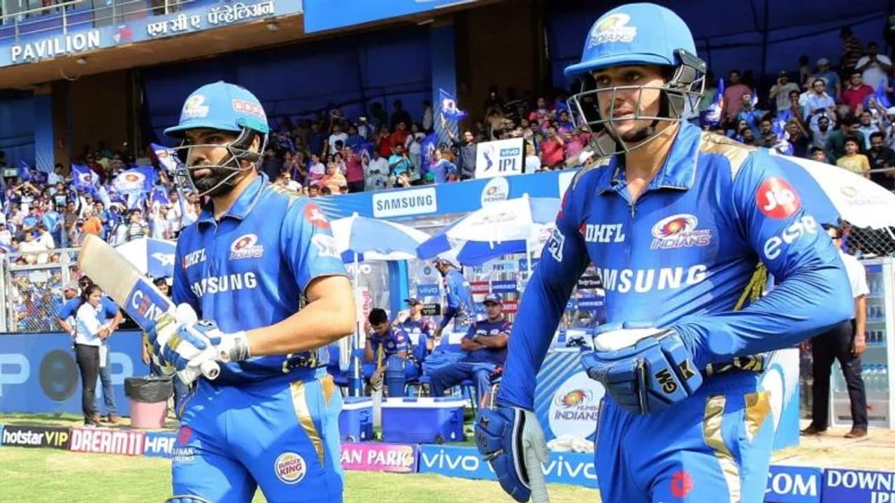 IPL 2020: ప్యాంట్ వేసుకోవడం మరిచిపోయిన డి కాక్... రోహిత్ శర్మ ఇచ్చిన ఐడియాతో... IPL 2020: ప్యాంట్ వేసుకోవడం మరిచిపోయిన డి కాక్... రోహిత్ శర్మ ఇచ్చిన ఐడియాతో...