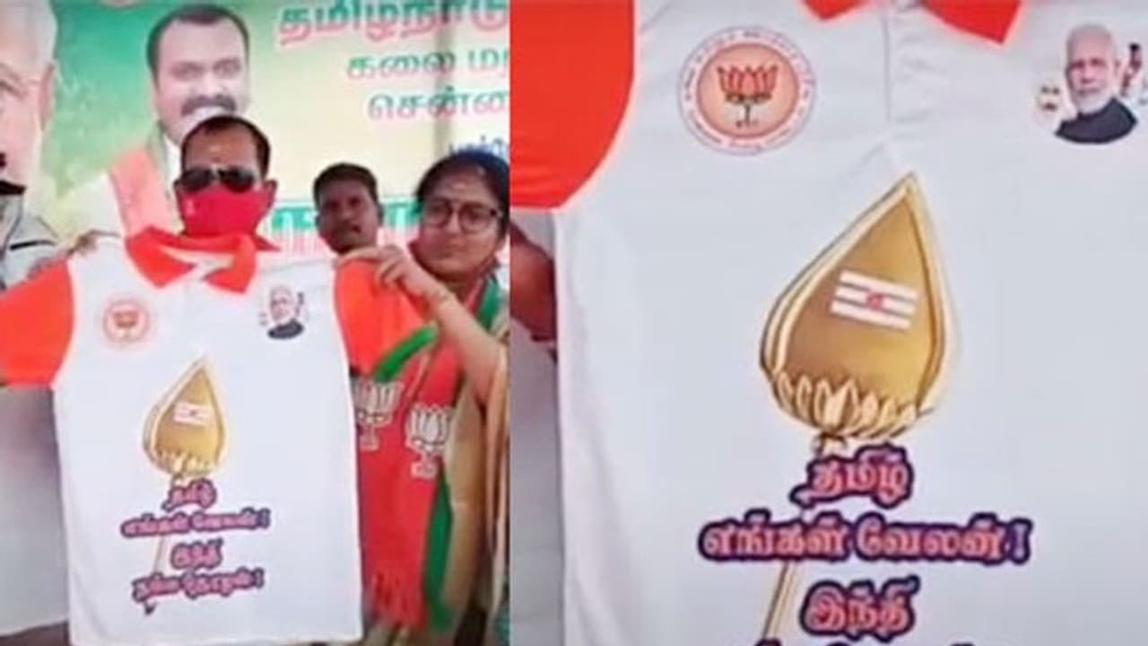 “தமிழ் எங்கள் வேலன், ஹிந்தி நம்ம தோழன்”... காயத்ரி ரகுராம் வெளியிட்ட நியூ டி சர்ட்...! “தமிழ் எங்கள் வேலன், ஹிந்தி நம்ம தோழன்”... காயத்ரி ரகுராம் வெளியிட்ட நியூ டி சர்ட்...!