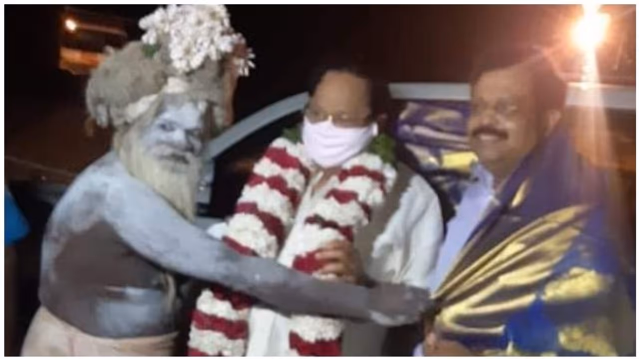 விரைவில் முதல்வர் ஆவீர்கள்... துரைமுருகனுக்கு அருள்வாக்கு சொன்ன விபூதி சாமியார்..!