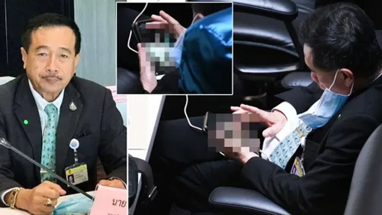 పార్లమెంట్లో గబ్బు పని: ఓ వైపు బడ్జెట్ ప్రసంగం... పోర్న్ చూస్తూ ఎంపీ బిజీ పార్లమెంట్లో గబ్బు పని: ఓ వైపు బడ్జెట్ ప్రసంగం... పోర్న్ చూస్తూ ఎంపీ బిజీ