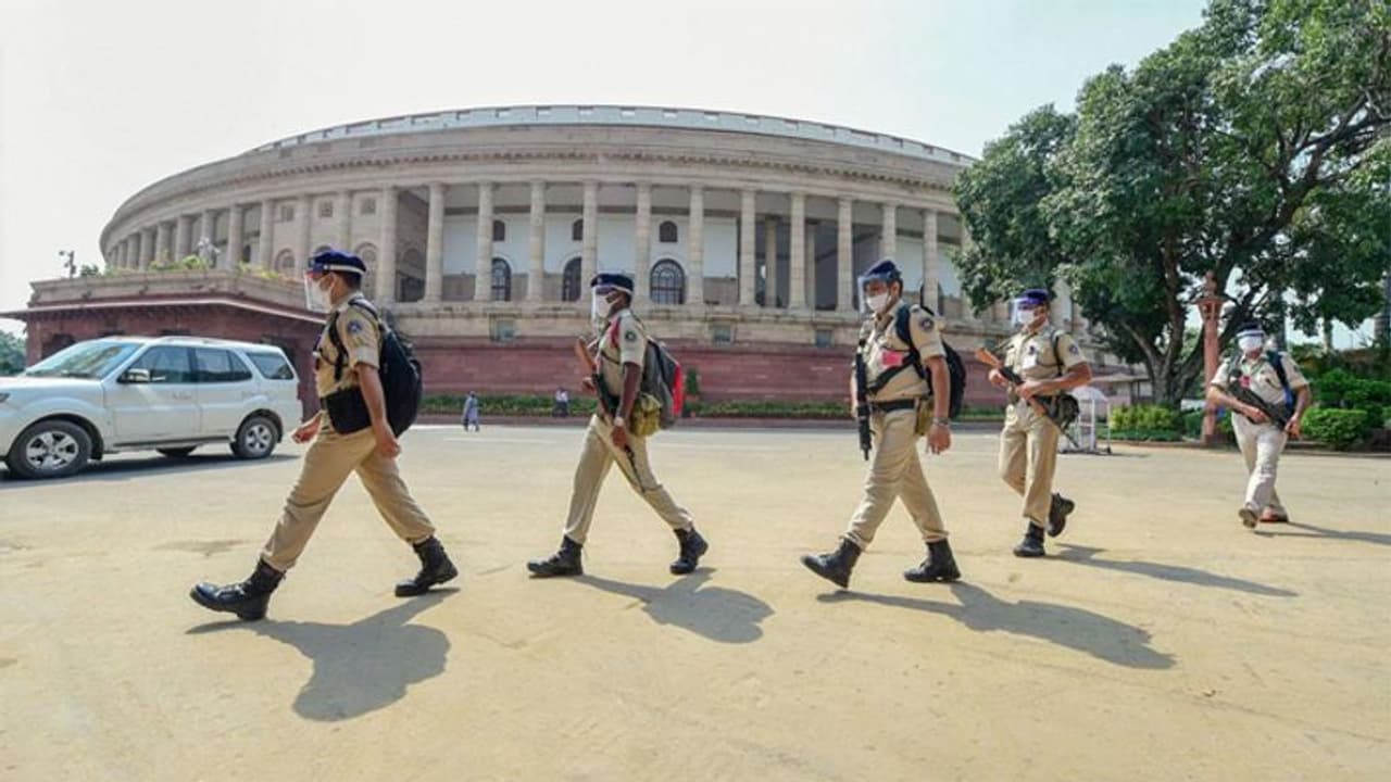 कोरोना के बढ़ते प्रकोप के बीच समय से पहले समाप्त हो सकता संसद का मॉनसून सत्र, मंत्री सांसद पाए गए थे पॉजिटिव कोरोना के बढ़ते प्रकोप के बीच समय से पहले समाप्त हो सकता संसद का मॉनसून सत्र, मंत्री सांसद पाए गए थे पॉजिटिव