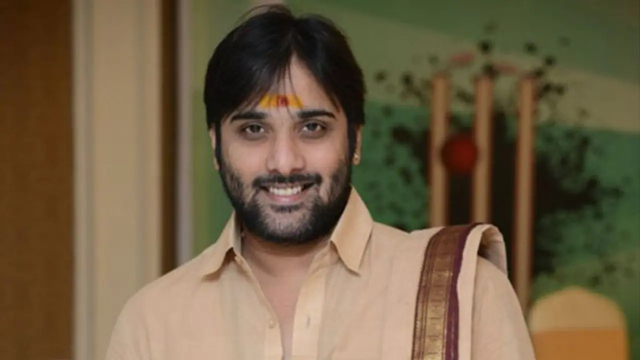 తరుణ్ కుటుంబాన్ని చుట్టుముట్టిన పోలీసులు తరుణ్ కుటుంబాన్ని చుట్టుముట్టిన పోలీసులు