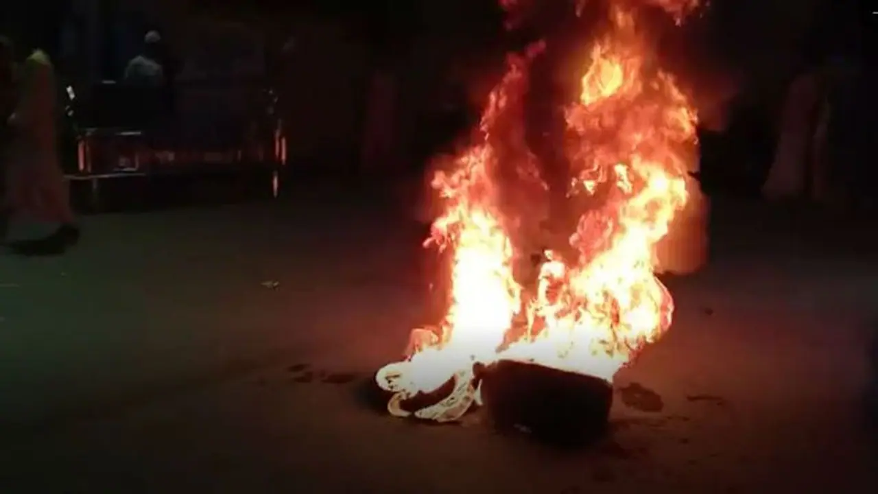 বাড়ি ফেরার পথে রিক্সা চালককে পিটিয়ে খুন, প্রতিবাদে রাস্তায় আগুন জ্বালিয়ে বিক্ষোভ