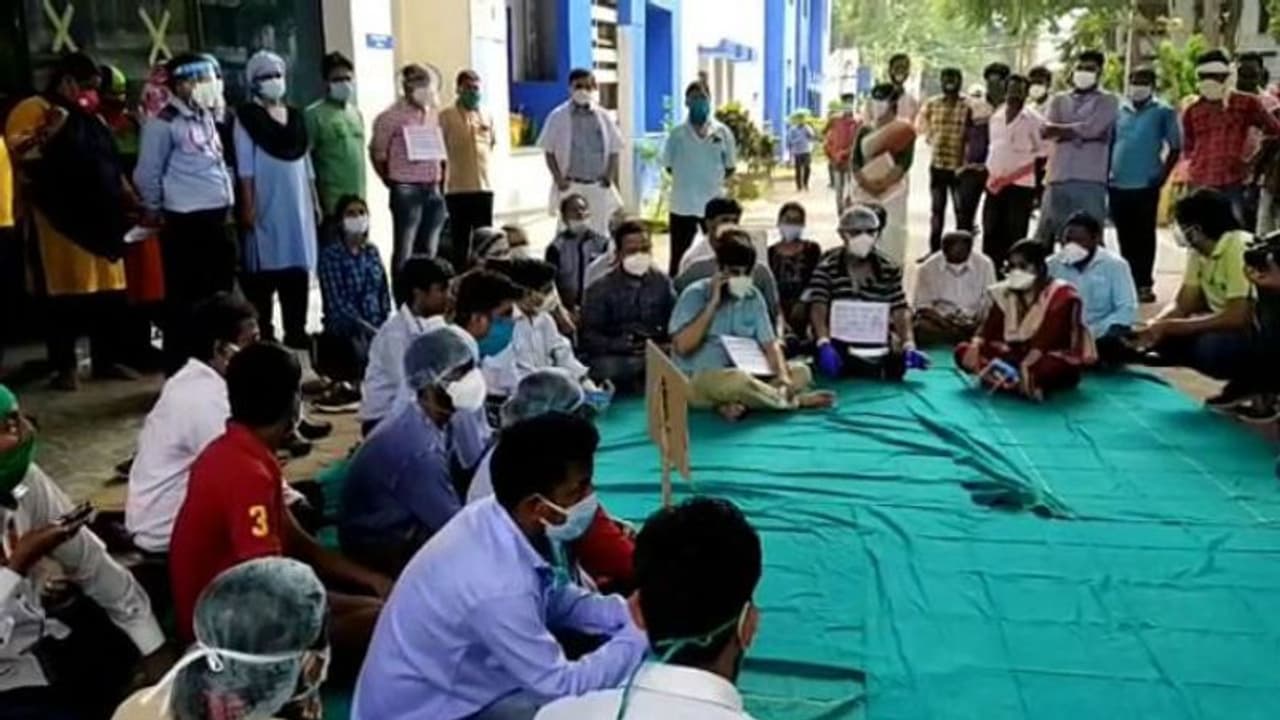 শিকেয় হাসপাতাল পরিষেবা, রোগী মৃত্যু ঘিরে উত্তেজনার জেরে অবস্থানে ডাক্তাররা